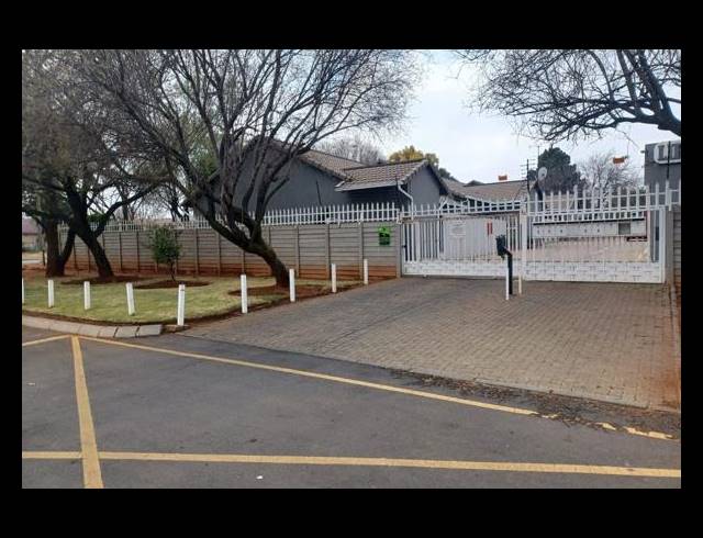 3 BEDROOM TOWNHOUSE FOR SALE IN KLOPPERPARK